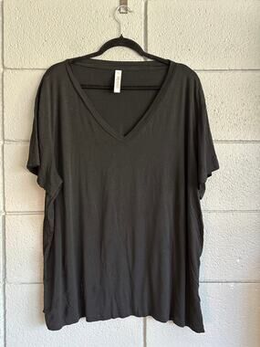 Latched Mama V-Neck Daily Nursing Tee in Black size 2X